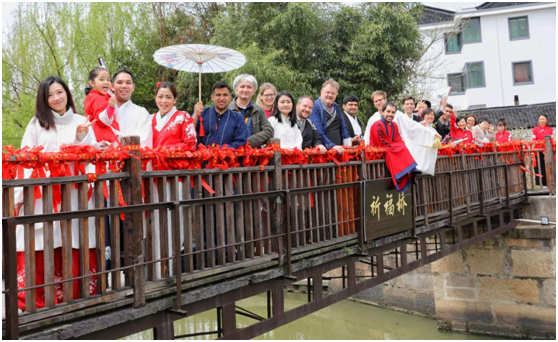 Tongxiang invites foreign visitors to experience spring scenery