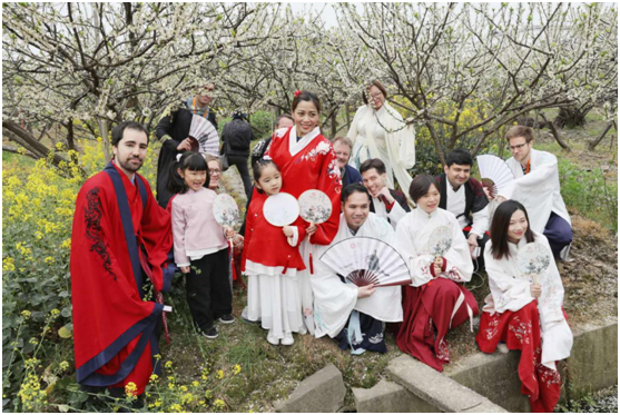 Tongxiang invites foreign visitors to experience spring scenery
