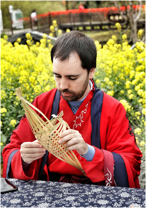 Tongxiang invites foreign visitors to experience spring scenery