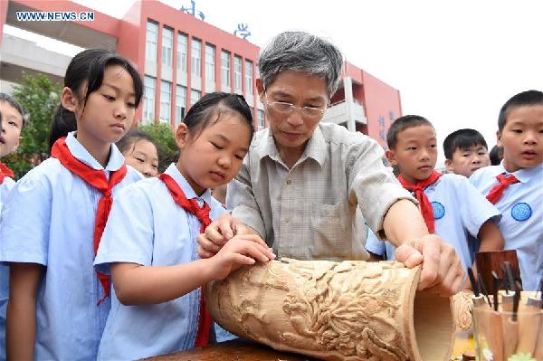 School promotes intangible cultural heritages in Chongqing