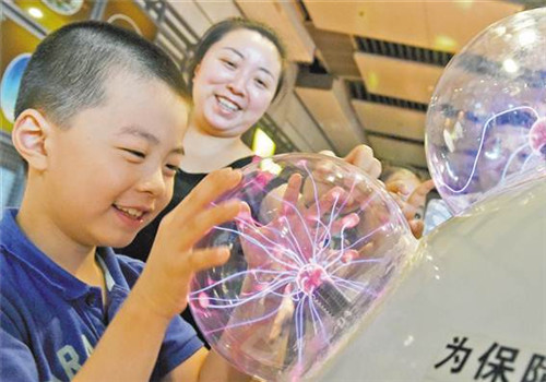 Children enjoy summer vacation with science education