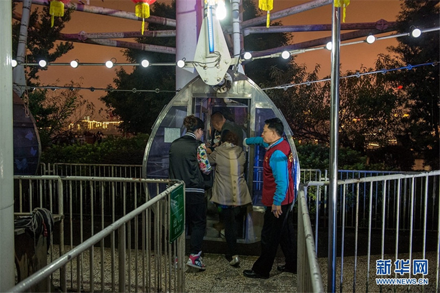 26-year-old ferris wheel answers curtain calls in Chongqing