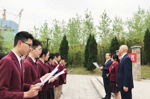 Liangjiang students pay tribute to martyrs