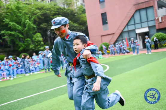 Patriotic primary school students shine at Liangjiang event