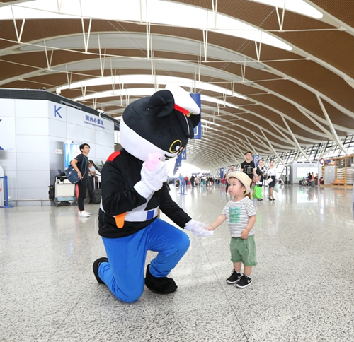 Pudong Airport celebrates Children's Day