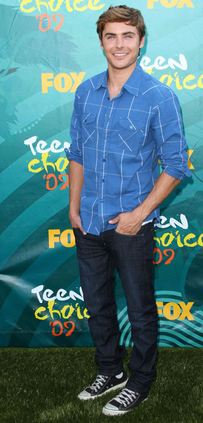 Zac Efron arrives at the Teen Choice 2009 Awards