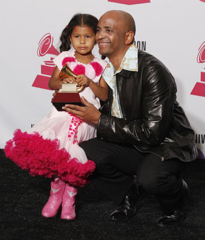 Kenny G and other singers at 9th Latin Grammy Awards in Houston