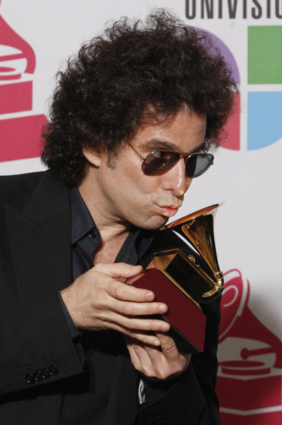 Kenny G and other singers at 9th Latin Grammy Awards in Houston