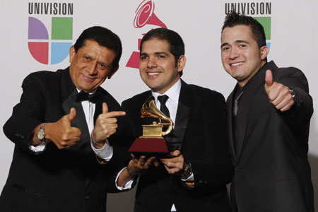 Kenny G and other singers at 9th Latin Grammy Awards in Houston