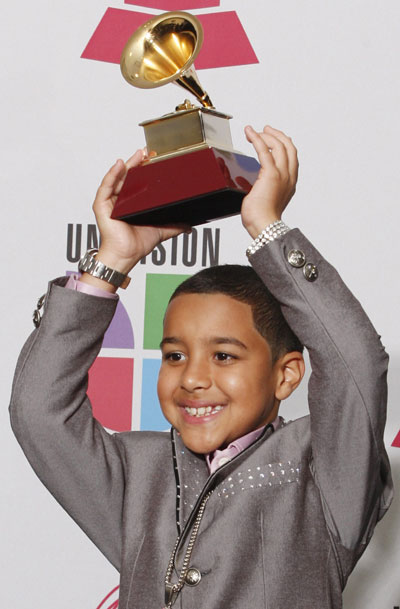 Kenny G and other singers at 9th Latin Grammy Awards in Houston