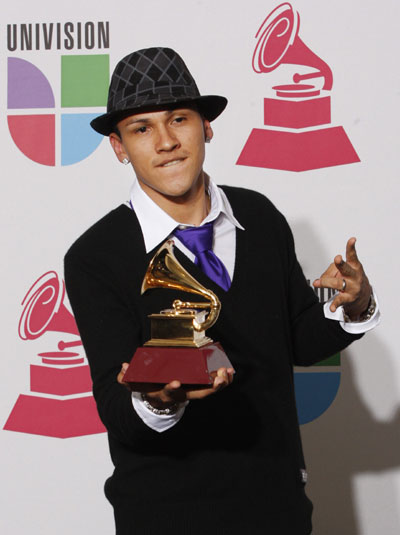 Kenny G and other singers at 9th Latin Grammy Awards in Houston