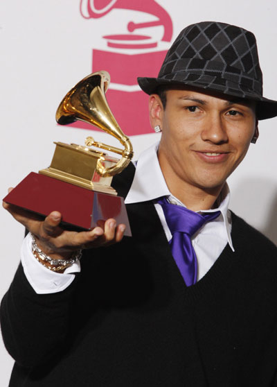 Kenny G and other singers at 9th Latin Grammy Awards in Houston