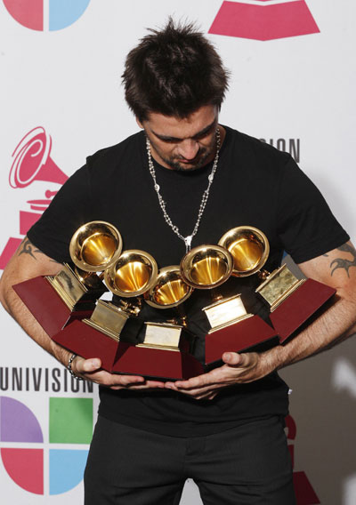 Kenny G and other singers at 9th Latin Grammy Awards in Houston
