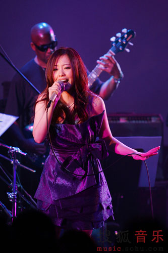Singing Zhang debuts in Japan