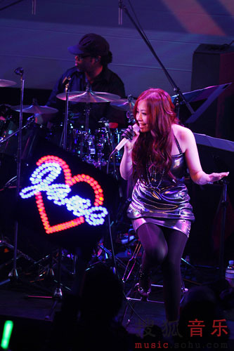 Singing Zhang debuts in Japan