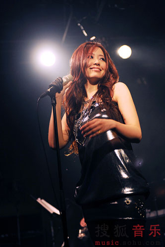 Singing Zhang debuts in Japan