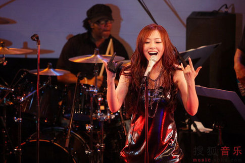Singing Zhang debuts in Japan