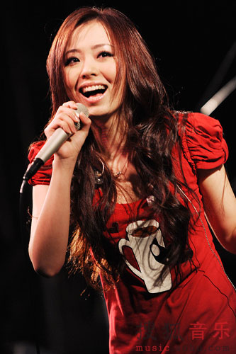 Singing Zhang debuts in Japan