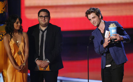 Pattinson and Stewart win Best Kiss at the 2009 MTV Movie Awards in L.A.
