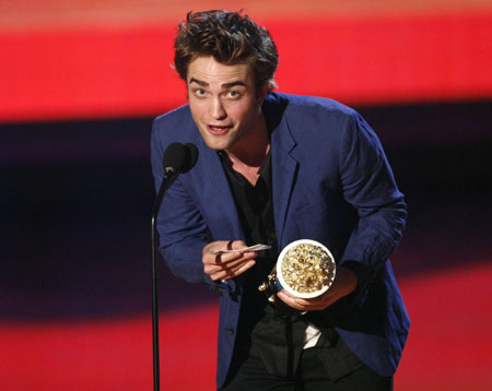 Pattinson and Stewart win Best Kiss at the 2009 MTV Movie Awards in L.A.