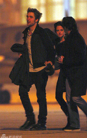 Pattinson and Stewart spotted hand in hand in London