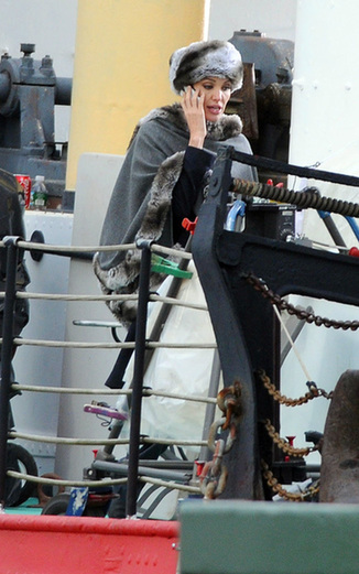 Angelina Jolie spotted talking on the phone