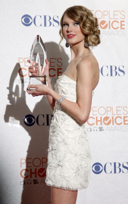 Taylor Swift arrives at the 2010 People's Choice Awards in L.A.
