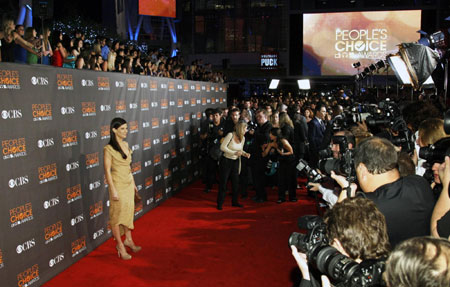 Sandra Bullock arrives at the 2010 People's Choice Awards
