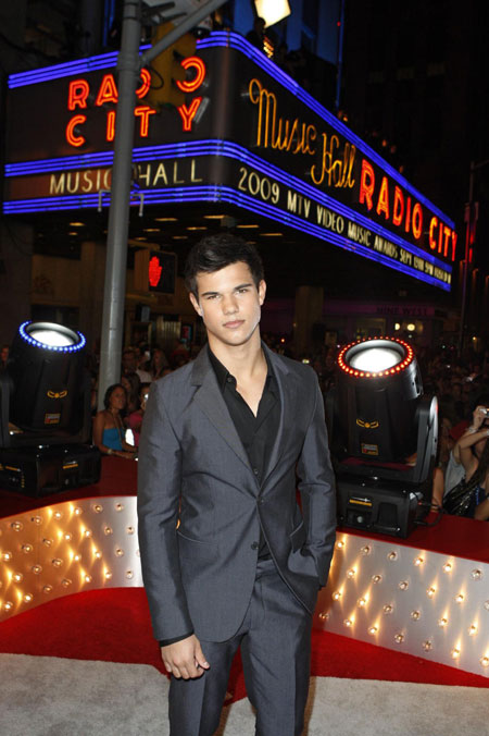 Taylor Lautner arrives at the 2009 MTV Video Music Awards