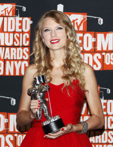 Taylor Swift arrives at the 2009 MTV Video Music Awards