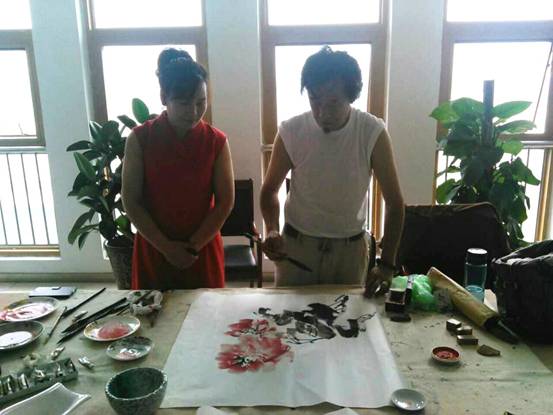 画家黄克扬为中国日报书画艺术频道作画