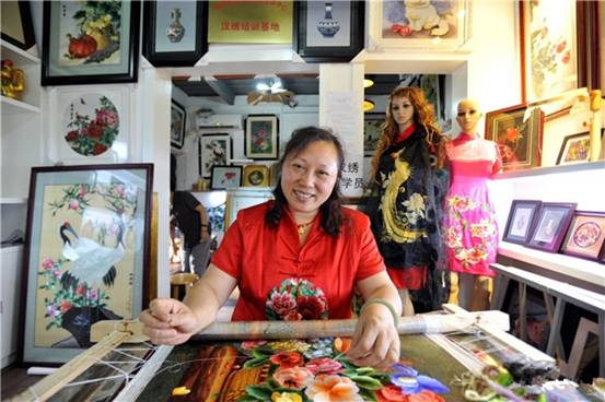 汉绣传承人康秀丽作品《楚风》亮相意大利米兰世博会