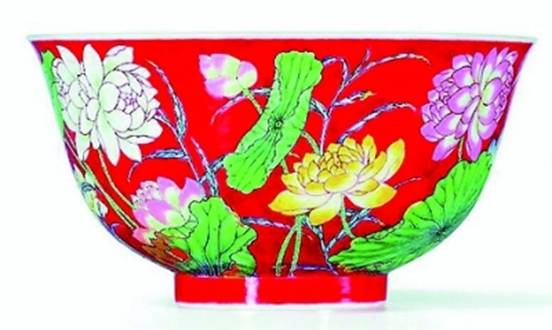 赏析：瓷上荷花别样红