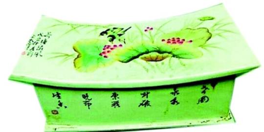 赏析：瓷上荷花别样红