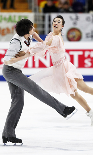 Figure skaters take to the ice after host alteration