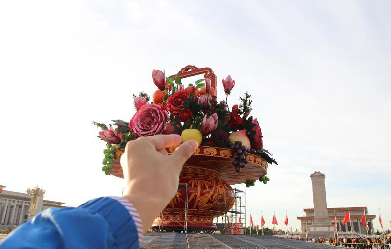 Funny poses with parterre at Tian'anmen Square