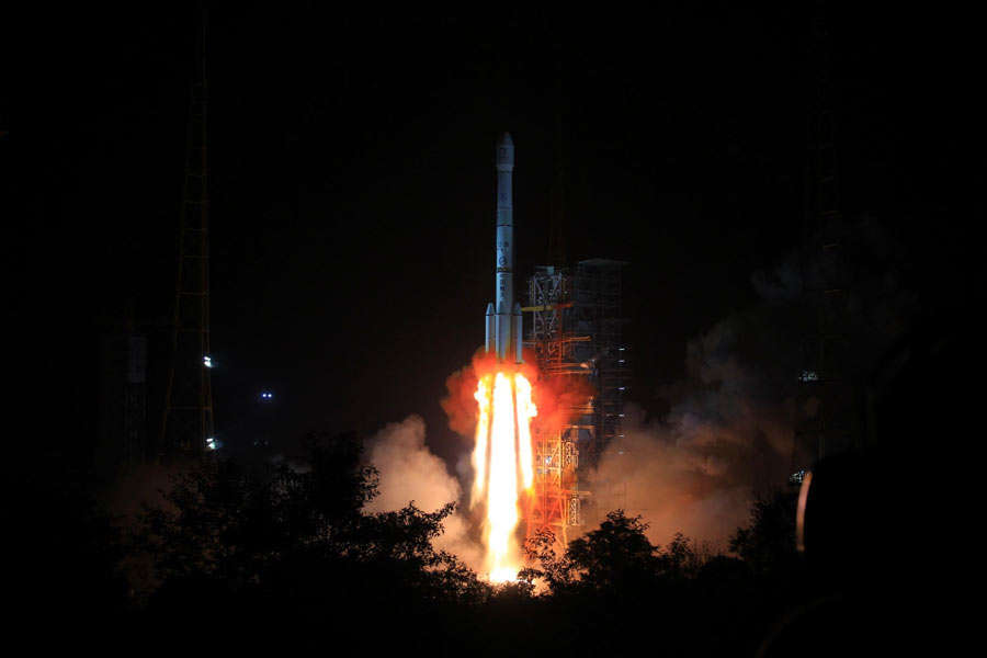 China launches moon rover