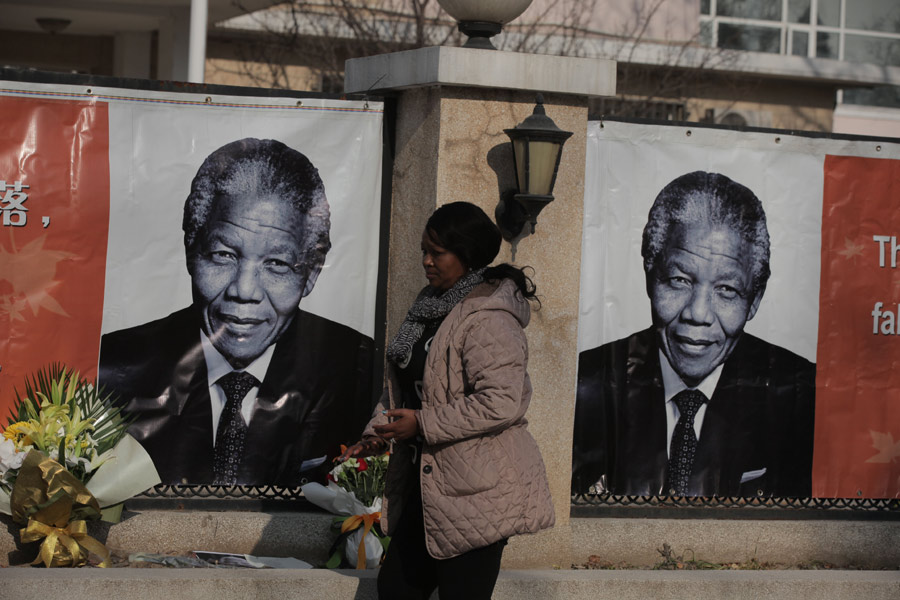 People come say farewell to Mandela in Beijing