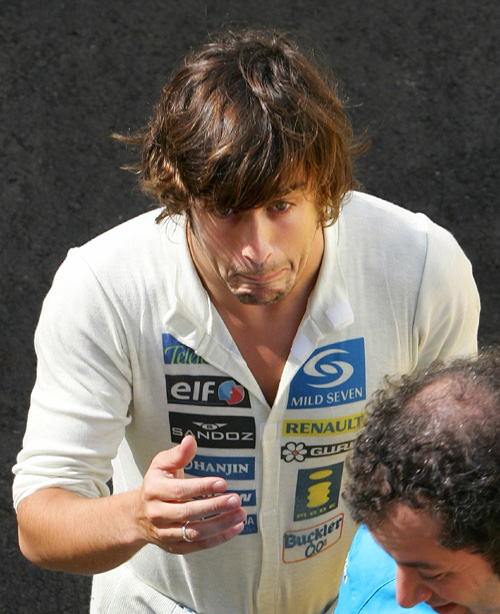 Alonso-in-paddock