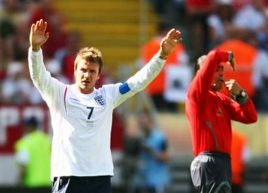 England's David Beckham gestures as referee Marco Rodriguez of Mexico blows the final whistle during their Group B World Cup 2006 soccer match against Paraguay in Frankfurt June 10, 2006. [Reuters]