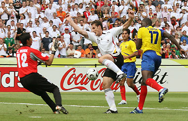 Germany's Miroslav Klose (2nd L) controls the ball before scoring his second goal against Ecuador's Cristian Mora (L) during their Group A World Cup 2006 soccer match in Berlin June 20, 2006. 