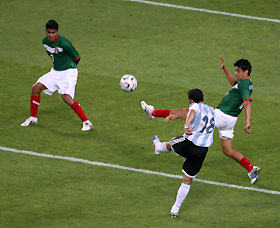 Argentina's Maximiliano Rodriguez (2nd L) scores his team's second goal against Mexico during their second round World Cup 2006 soccer match in Leipzig June 24, 2006.