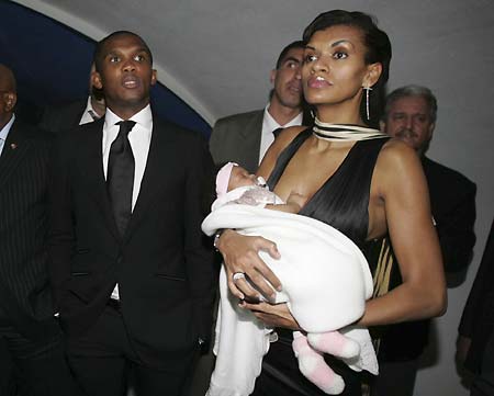Barcelona's Samuel Eto'o (L) of Cameroon and his wife during a ceremony to award the best African soccer players, in Algiers November 20, 2006. 