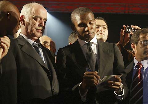An Algerian Football Association official presents a painting to Samuel Eto'o of Cameroon (R) during a celebration to award the best African soccer players, in Algiers November 20, 2006. 