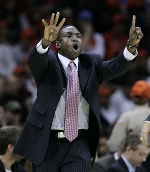Dallas Mavericks coach Avery Johnson yells to his players during the fourth quarter against the Cleveland Cavaliers in an NBA basketball game Wednesday, March 21, 2007, in Cleveland. The Mavericks won 98-90. (AP 