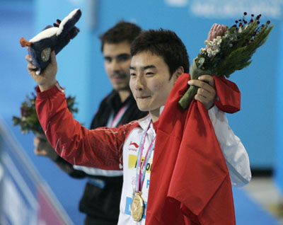 Qin Kai of China celebrates his gold medal next to Alexandre Despatie of Canada (L) after winning the 3-metre springboard diving competition at the World Aquatics Championships in Melbourne March 23, 2007. Despatie took the silver medal. 