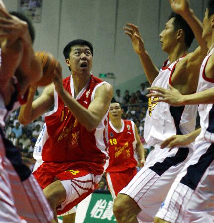 Yi spoils Wang's comeback in 104-98 opener victory