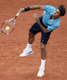 Federer fights off late charge to advance at French Open
