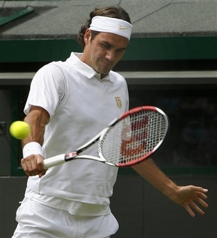 Federer advances to Wimbledon 3rd round 