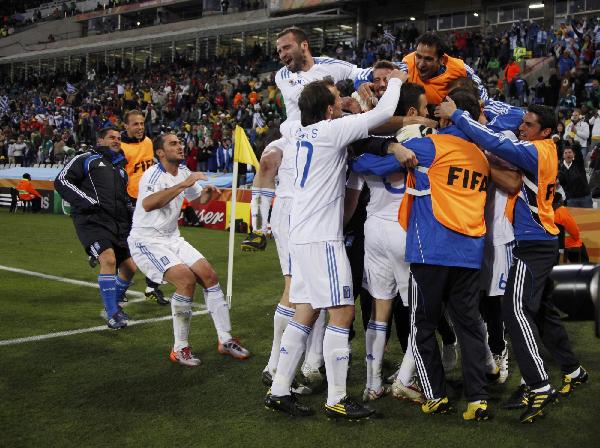 Greece beat 10-man Nigeria 2-1